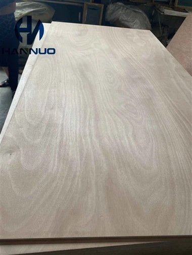 100 persen Kayu Lapis Laut Okoume